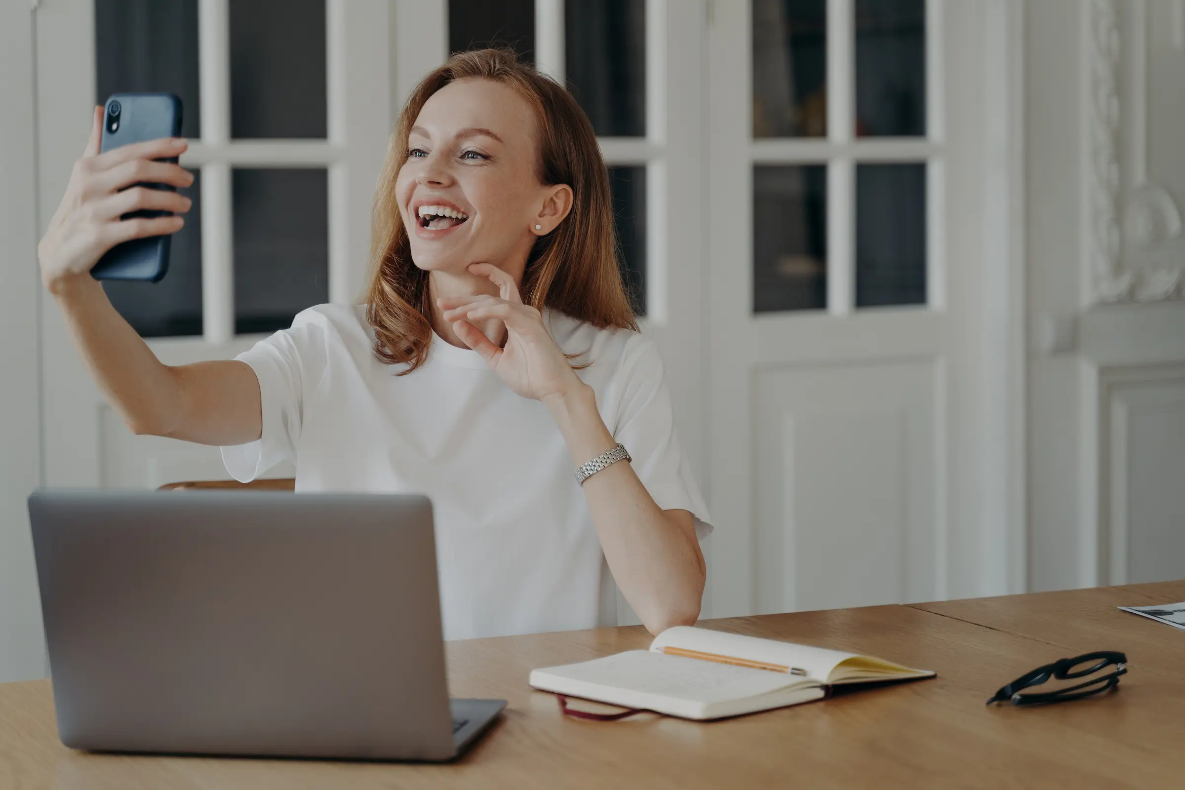 girl using social media for marketing